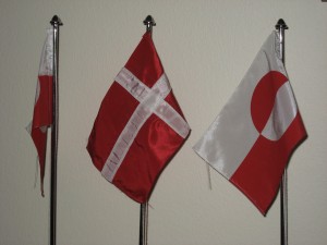 Vlaggen van Groenland flankeren de Deense vlag